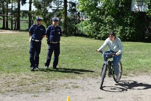 policjanci obserwują dziewczynkę zdającą egzamin