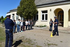 policjant rozmawia z uczniami po zdanym egzaminie