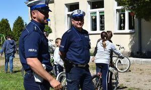 policjanci drogówki w tle dzieci