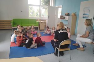 policjantka rozmawia z przedszkolakami