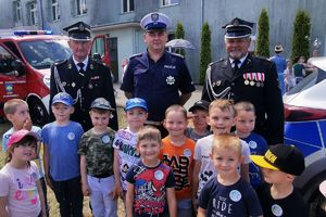 policjant strażacy i dzieci