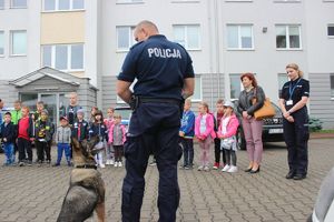 policjant z psem służbowym z dziećmi