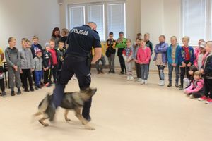 policjant prezentuje umiejętności psa