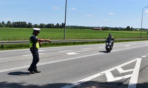 policjant zatrzymuje jednoślad