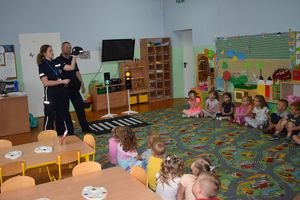 policjanci opowiadają dzieciom o zawodzie policjanta