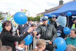 policjanci rozdają dzieciom balony