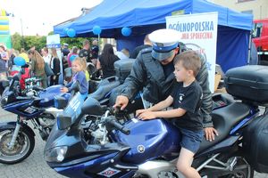 dzieci na motocyklach policyjnych