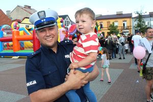 policjant z dzieckiem na ręku