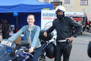 kobieta na motocyklu obok policjant drogówki