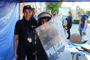 policjantka i chłopiec w stroju szturmowym
