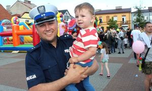 policjant z dzieckiem na ręku