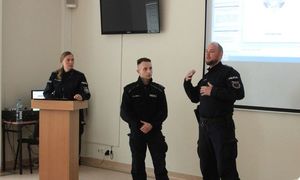 policjanci prowadzą prelekcję