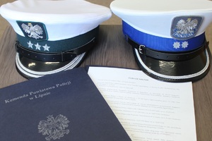 czapki Inspekcji Transportu Drogowego i Policji, teczka z porozumieniem