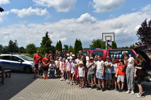 Wszystkie dzieci stoją razem z ratownikami WOPR i policjantami.