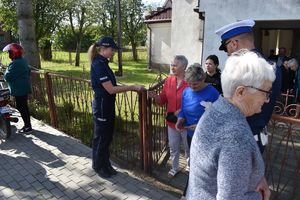 policjanci rozdają obrazki ze św. Krzysztofem