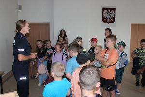 policjantkla rozmawia z dziećmi