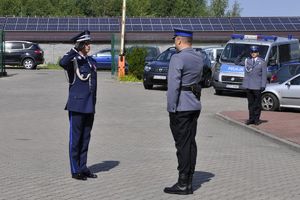 dowódca uroczystości oddaje honor Komendantowi Wojewódzkiemu Policji