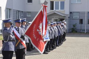 sztandar Komendy Powiatowej Policji w Lipnie i policjanci