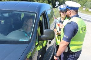 policjanci ruchu drogowego sprawdzają trzeźwość kierującego