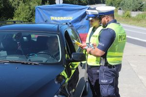 policjanci sprawdzają trzeźwość kierowcy