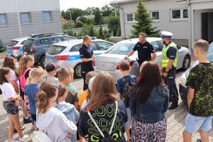 policjanci różnych specjalności rozmawiają z dziećmi
