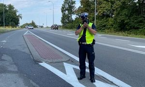 policjant mierzący prędkość