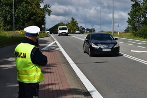 policjant mierzy prędkość