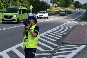 policjantka mierzy prędkość