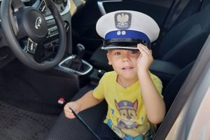 chłopiec  policyjnej czapce