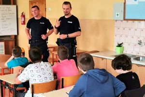 policjanci rozmawiają z uczniami