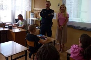policjant z nauczycielka w klasie