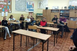 uczniowie w klasie