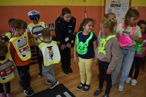 policjantka rozmawia z uczniami