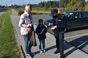 policjantka rozmawia z mamą i dziewczynką