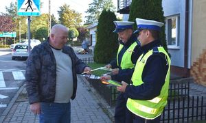 policjanci wręczają odblask pieszemu