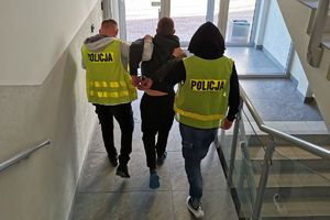 policjanci prowadzą zatrzymanego