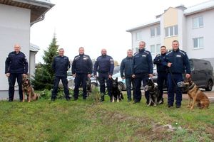 przewodnicy z psami służbowymi i specjaliści prowadzący szkolenie
