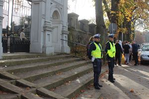 policjanci przed brama cmentarza