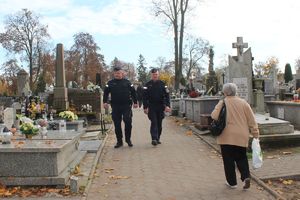 policjanci prewencji na cmentarzu