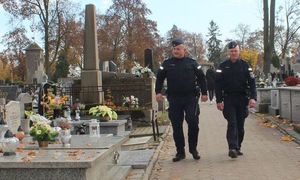 policjanci na cmentarzu