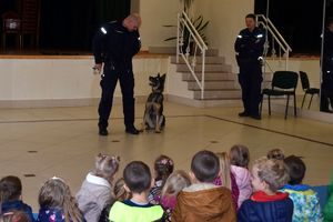 policjant z psem rozmawia z uczniami