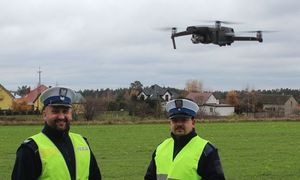 policjanci i dron w powietrzu