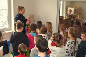 policjantka z dziećmi w niebieskim pokoju