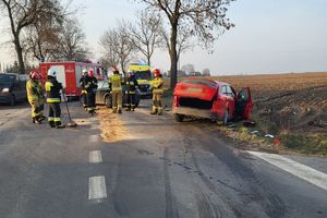 pojazd po wypadku i strażacy na miejscu zdarzenia