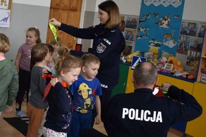 nauka noszenia odblasków i poruszania się na drodze