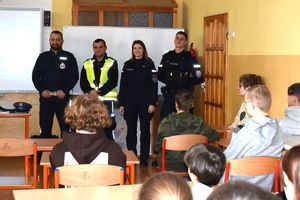 policjanci prezentują różne służby i mundury