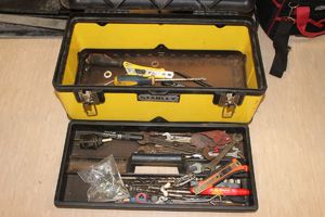 żółta skrzynka z narzędziami