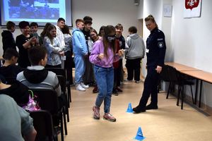 uczennica pokonuje slalom w alkogoglach