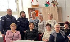 policjanci z seniorami