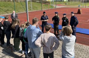 policjanci wyjaśniają uczniom pokonanie toru przeszkód